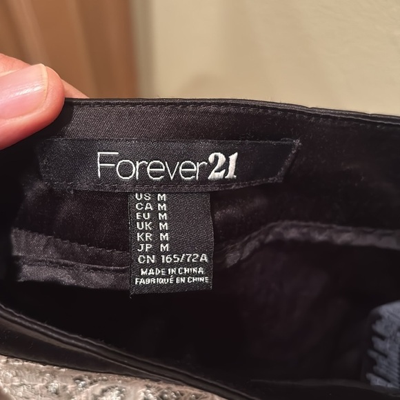 Forever 21 Elegant Black and Cream Lace Skirt - Picture 8 of 10